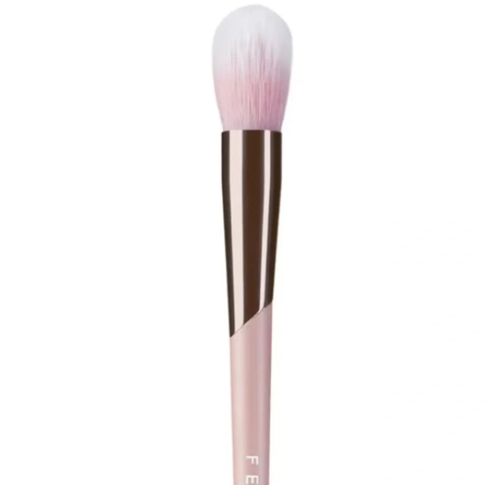 Fenty Beauty Highlighter Brush 135